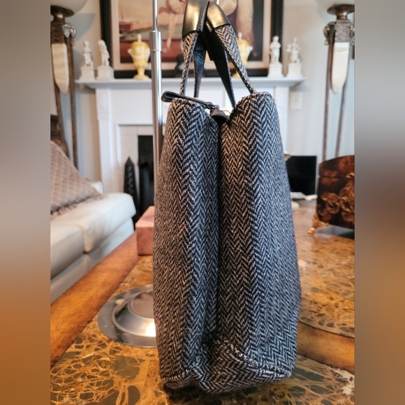 BURBERRYS Chic Black and White Herringbone Tote Bag - Picture 3 of 9